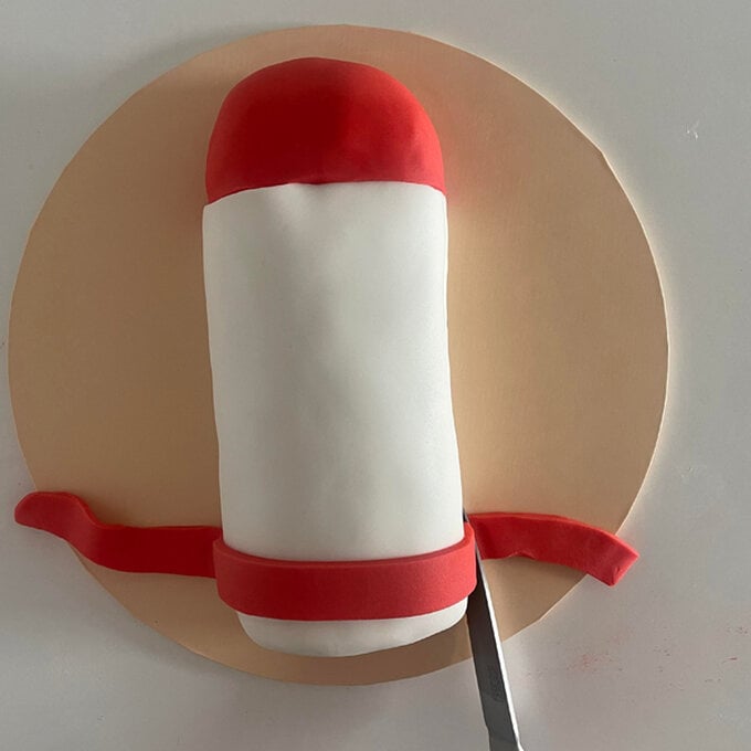 idea_how-to-decorate-a-rocket-cake_step10d.jpg?sw=680&q=85