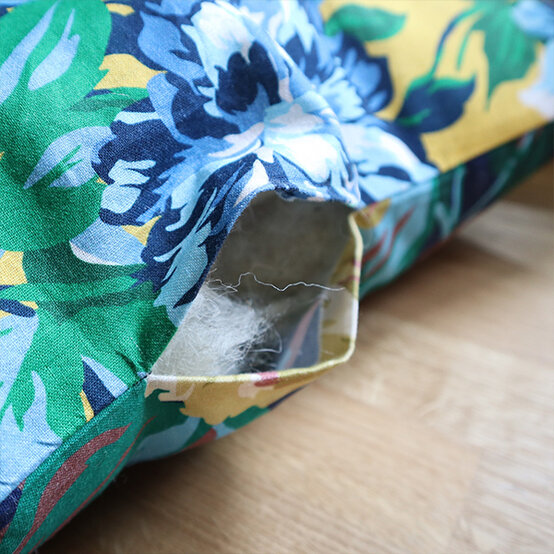 how-to-make-a-seat-cushion_step-5_2.jpg?sw=554&q=85