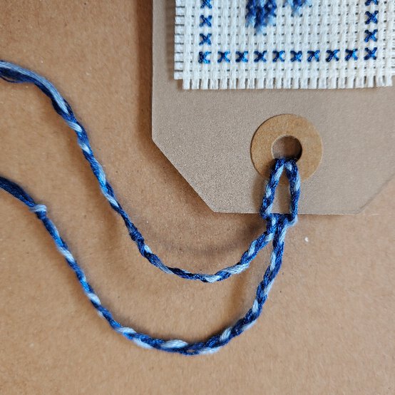 Idea_how-to-sew-a-christmas-cross-stitch_step2f.jpg?sw=554&q=85