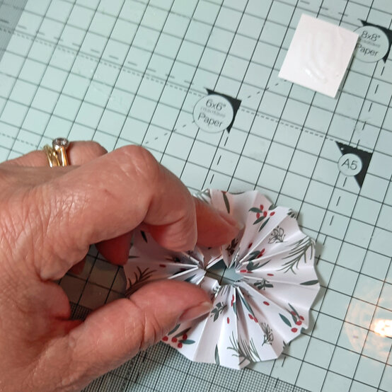 three-ways-to-make-handmade-christmas-gift-wrap_gift-box_sheet8_2.jpg?sw=554&q=85