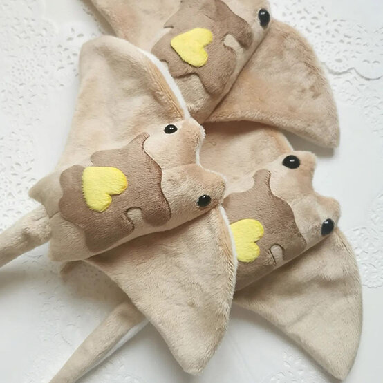 artisan-tasha-fox-cuddly-sting-rays.jpg?sw=554&q=85