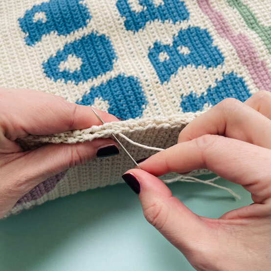idea_crochet-good-vibes-tapestry_finishing.jpg?sw=554&q=85