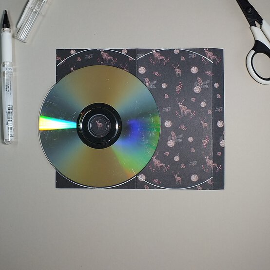 papercraft-christmas-advent-calendar_pilow-box_step2.jpg?sw=554&q=85