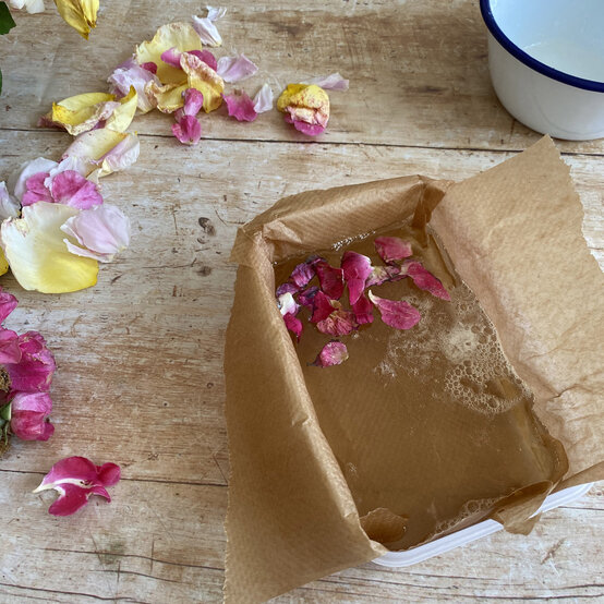 floral-botanical-soap_step4.jpg?sw=554&q=85