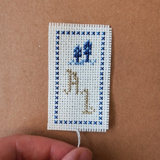 Idea_how-to-sew-a-christmas-cross-stitch_step2c.jpg?sw=554&q=85