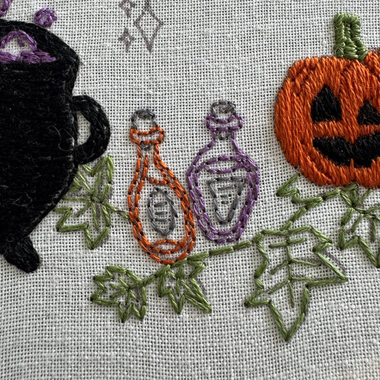 ideas%5Fhalloween%2Dembroidery%2Dhoop%5Fbottles%2D2.jpg?sw=554&q=85
