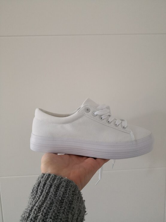 embroidered_shoe_1.jpg?sw=554&q=85