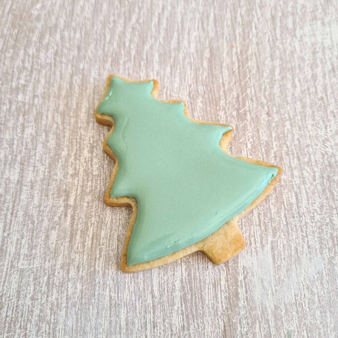 Idea_how-to-decorate-christmas-biscuits_step2d.jpg?sw=680&q=85