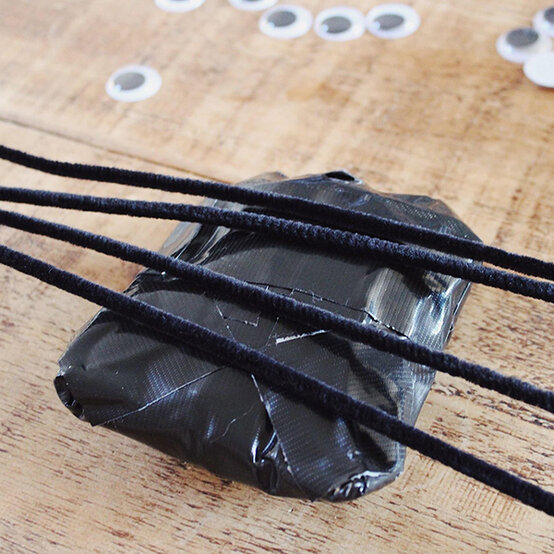 halloween-spider-squishy-step3.jpg?sw=554&q=85