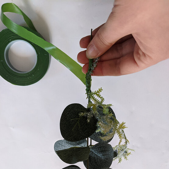 how-to-make-a-wedding-cake-garland_step3.jpg?sw=554&q=85