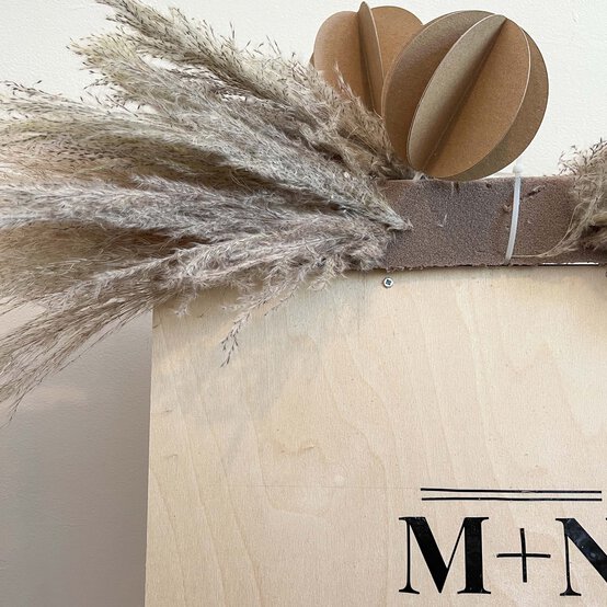 floral-topped-signs-11.jpg?sw=554&q=85