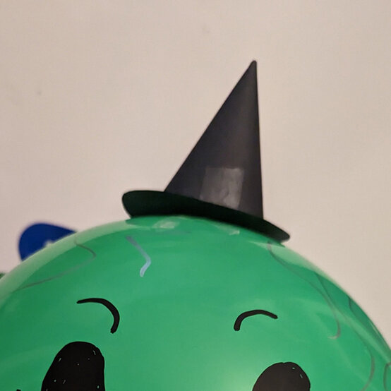 idea_personalised-halloween-balloons-witch_step5.jpg?sw=554&q=85
