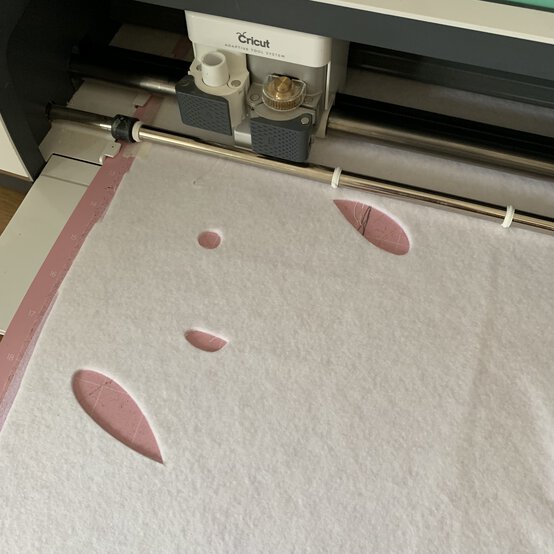 cricut-how-to-make-a-fabric-banner_step5c.jpg?sw=554&q=85
