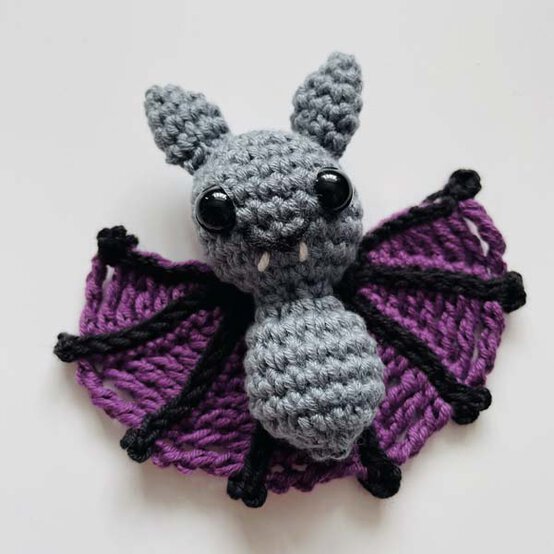 ideas%5Fhow%2Dto%2Dcrochet%2Da%2Dhalloween%2Dwreath%5Fbat%5Fstep%2D2d.jpg?sw=554&q=85