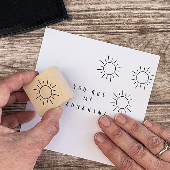 ideas%5Fhow%2Dto%2Dmake%2Da%2Dsunshine%2Dcard%5Fstep%2D3.jpeg?sw=554&q=85