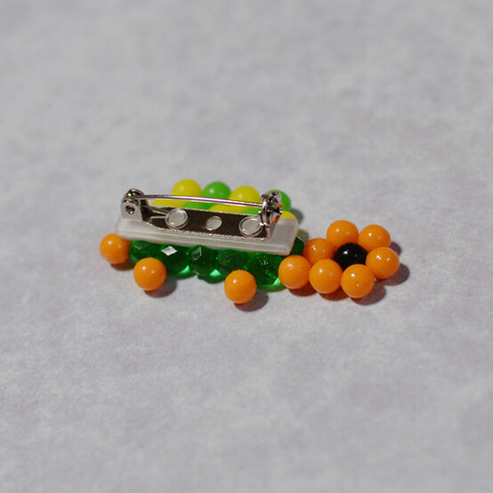 aquabeads_brooch_step1_2.jpg?sw=554&q=85
