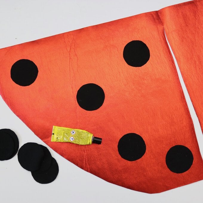 how_to_make_a_ladybird_costume_ladybird_step6-square.jpg?sw=680&q=85