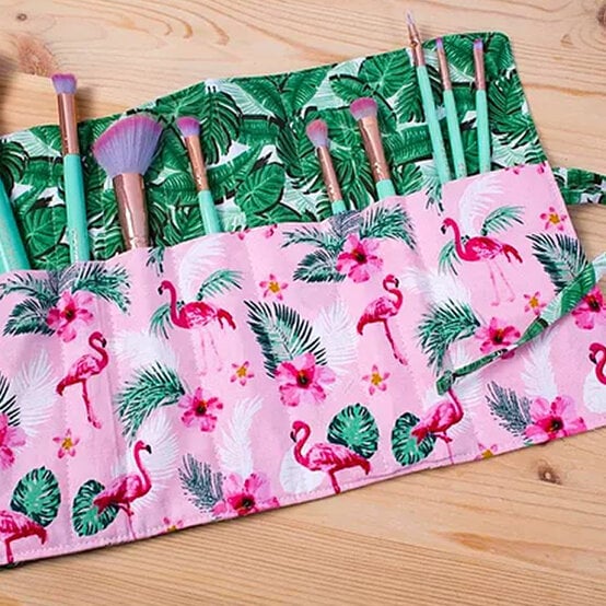 makeup-brushroll-step16.jpg?sw=554&q=85