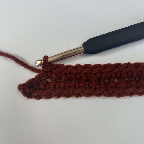 ideas%5Fhow%2Dto%2Dcrochet%2Da%2Dleaf%2Dcushion%5Fstep%2D1a.jpg?sw=554&q=85