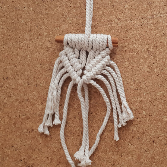 idea%5Fmacrame%2Dchristmas%2Dcrackers%2Dwhite%5Fstep4.jpg?sw=554&q=85