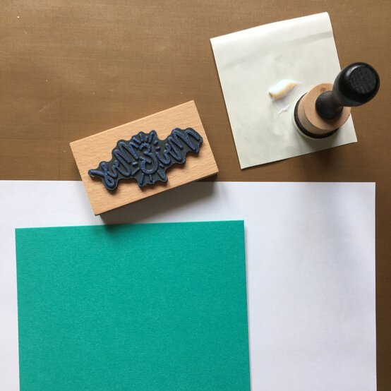 gliding-flakes-album-cover-gilding-step-2-edit.jpg?sw=554&q=85