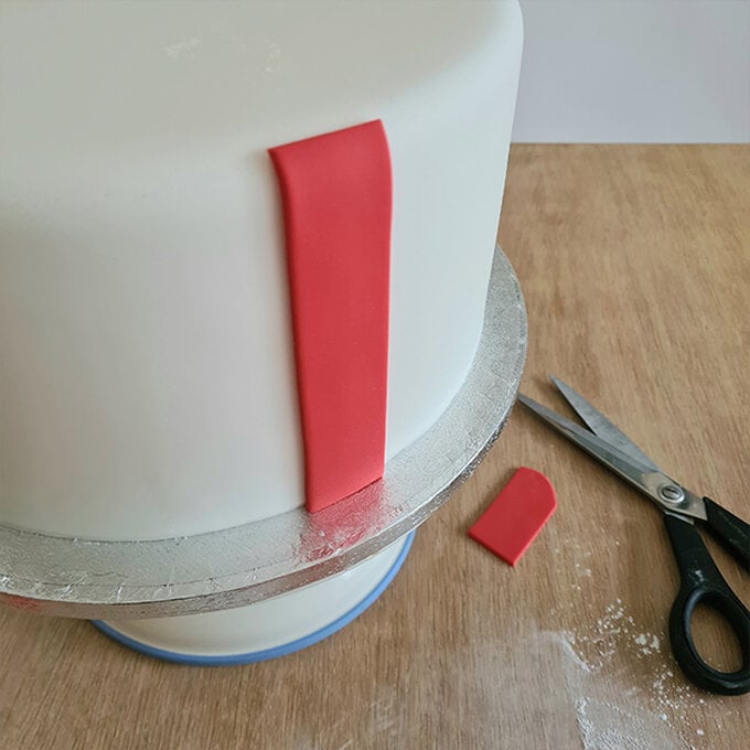 How-to-Make-a-Platinum-Jubilee-Showstopper-Cake_Step17b.jpg?sw=680&q=85