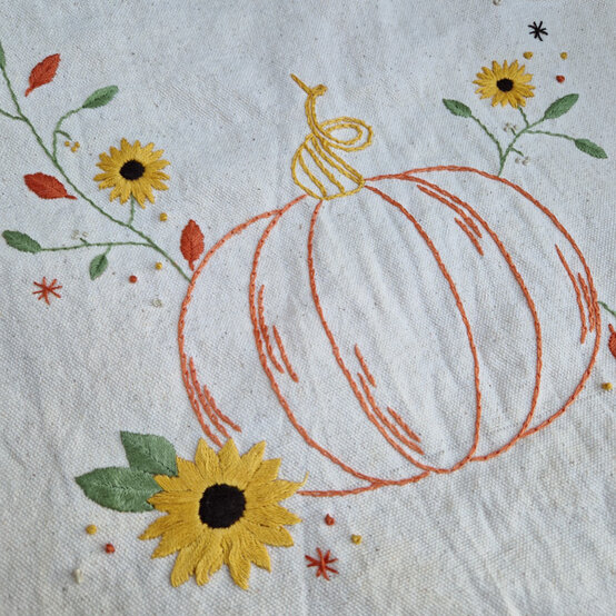 idea%5Fautumn%2Dembroidery%2Dprojects%2Dto%2Dtry%2Dcushion%5Fstep%2D01.jpg?sw=554&q=85
