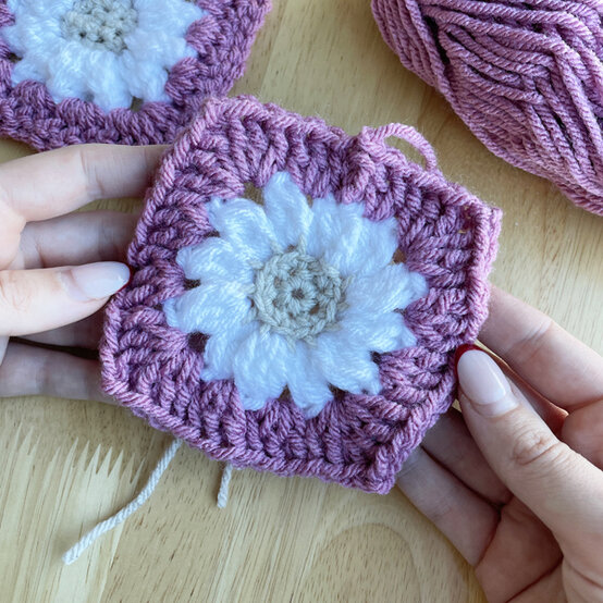 granny%2Dsquare%2Dflower%2Dtote%2Dbag%5Fstep%2D1d.jpg?sw=554&q=85