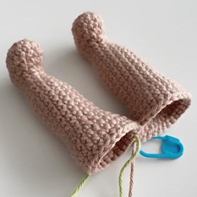 idea_how-to-crochet-amigurumi-mrs-claus_body4.jpg?sw=680&q=85