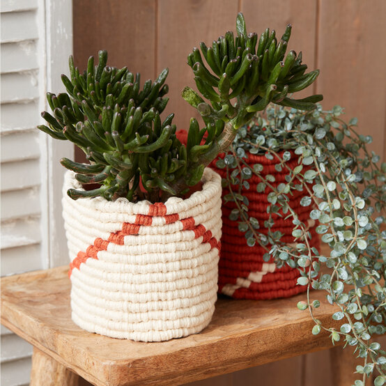 idea_home-decor-knit-patterns_plantpot.jpg?sw=554&q=85