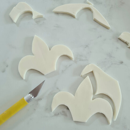 idea_how-to-make-a-coronation-cake_step16a.jpg?sw=554&q=85