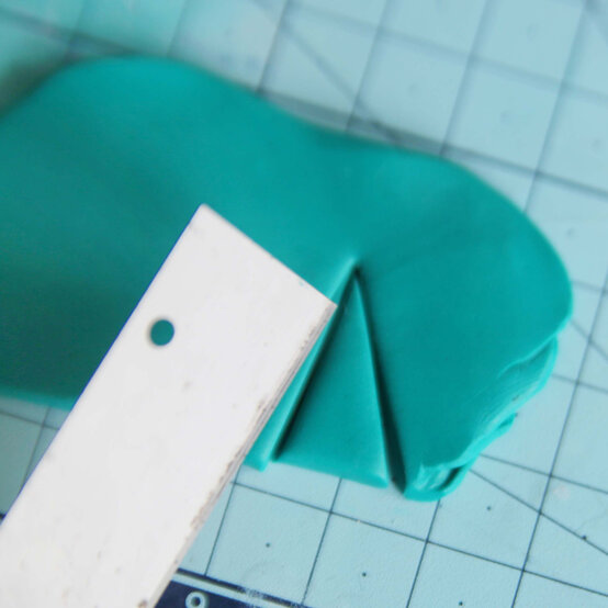 fimo-place-name-holder-step-5.jpg?sw=554&q=85