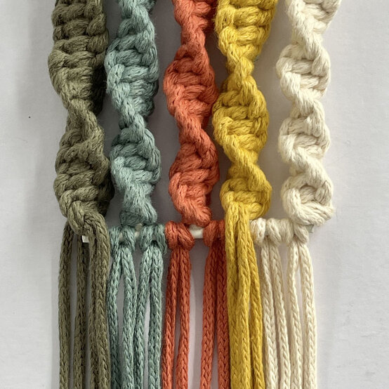 How%2Dto%2DMake%2Da%2DMacrame%2DFrame%5FRainbow%2Dstep7.jpg?sw=554&q=85