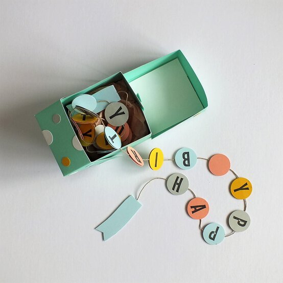 exploding_birthday_scrapbook_step_5.2.jpg?sw=554&q=85