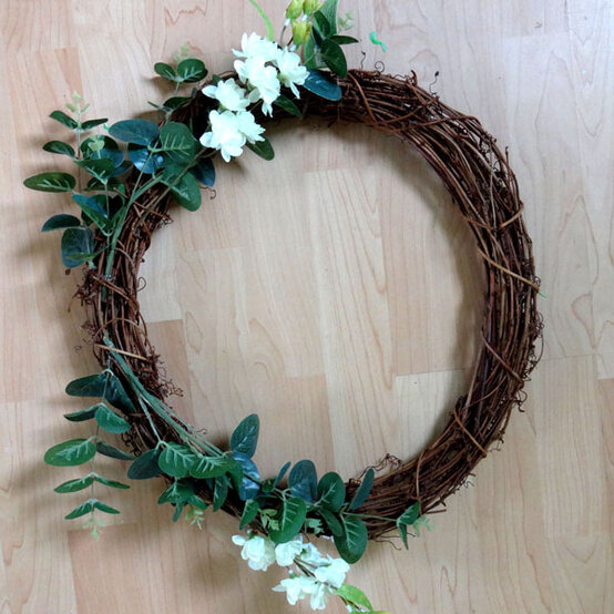 ideas%5Fhow%2Dto%2Dmake%2Da%2Dfloral%2Dspring%2Dwreath%5Fstep%2D2.jpg?sw=554&q=85