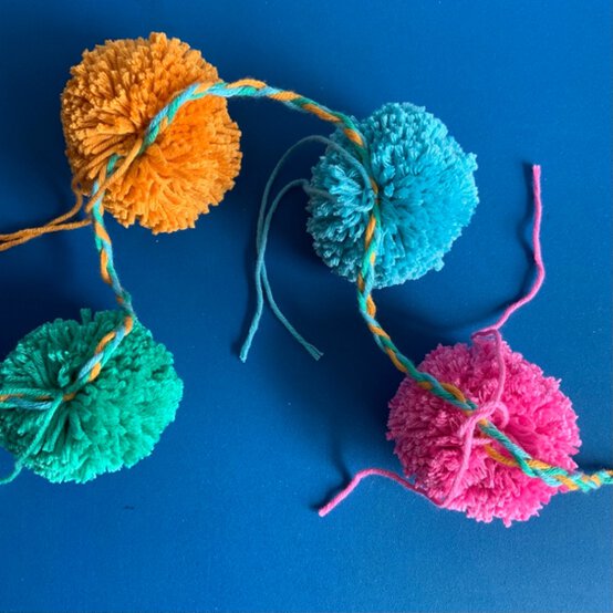 Pom-PomBunting_Step4.jpg?sw=554&q=85