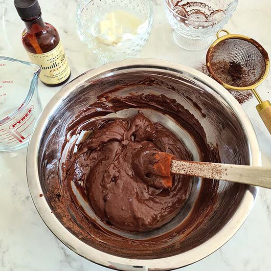 ideas%5Fhow%2Dto%2Ddecorate%2Da%2Dhalloween%2Dbundt%2Dcake%5Fstep%2D1c.jpg?sw=554&q=85