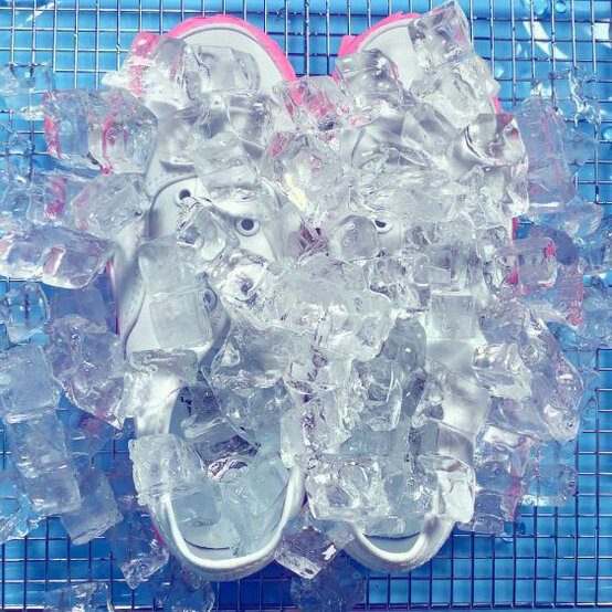 tie-dye-shoes-step-3.jpg?sw=554&q=85