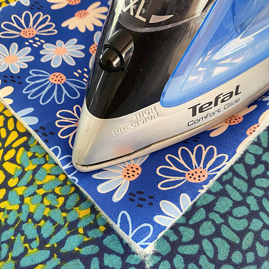 how-to-sew-a-quilted-makeup-bag_step2b.jpg?sw=554&q=85