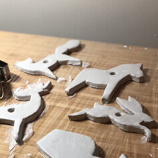 600x600_clay_christmas_decorations_4.jpg?sw=554&q=85