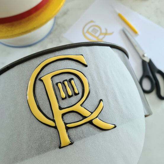 idea_how-to-make-a-coronation-cake_step3b.jpg?sw=554&q=85