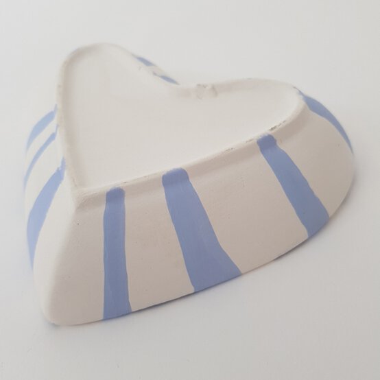 Idea_how-to-decorate-a-ceramic-heart-dish_step4.jpg?sw=554&q=85
