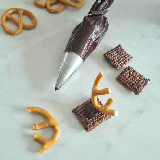 idea%5Fchristmas%2Dcabin%2Dlog%2Dcake%5Fstep%2D07.jpg?sw=554&q=85