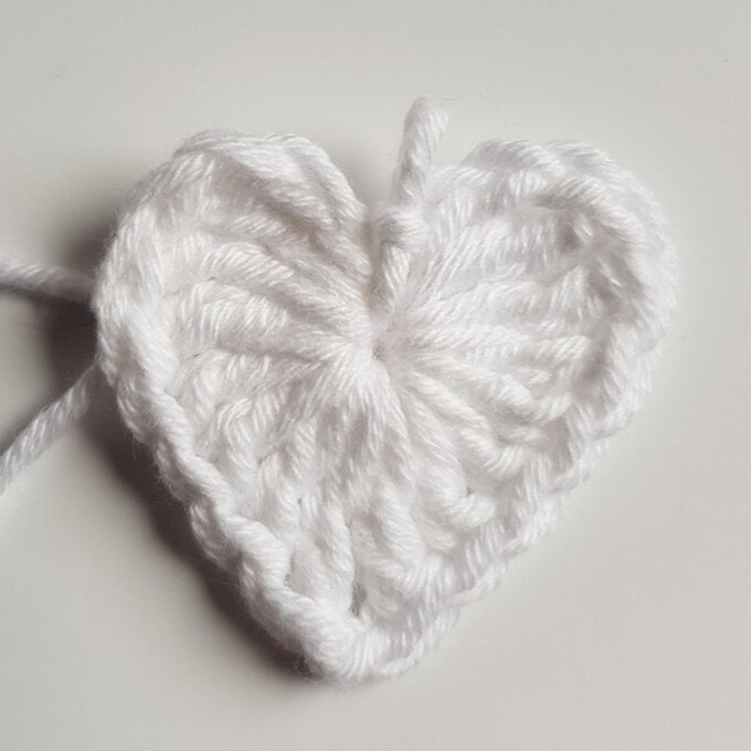 idea_crochet-valentines-insta-heart_step1b.jpg?sw=680&q=85