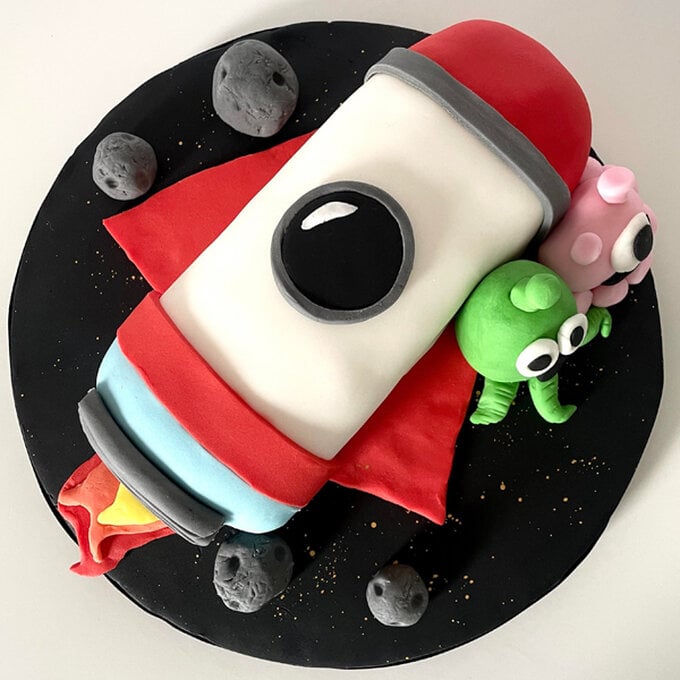 idea_how-to-decorate-a-rocket-cake_step24.jpg?sw=680&q=85