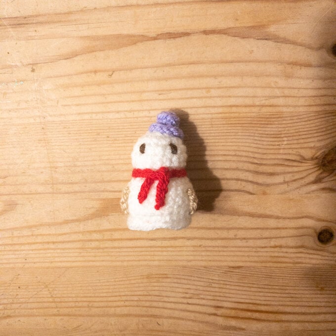 gingerbreadhouse-_snowman.jpg?sw=680&q=85
