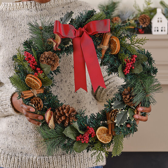 idea%5Fchristmas%2Dwreath%2Dideas%5Ftraditional.jpg?sw=554&q=85