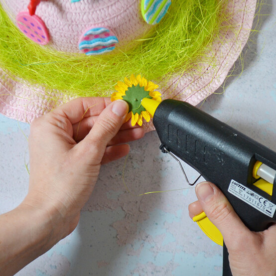 dinosaur_bonnet_sunflower_step_4.jpg.jpg?sw=554&q=85