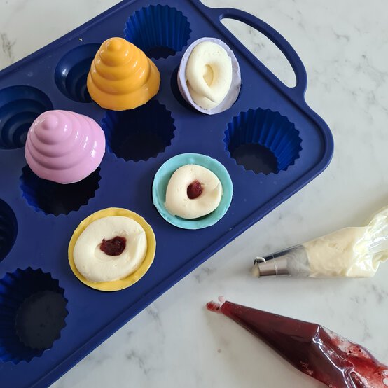 Idea_how-to-make-colourful-cupcakes_step3c.jpg?sw=554&q=85