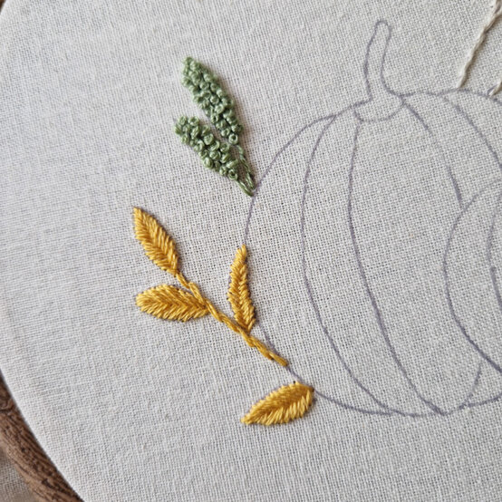 idea%5Fautumn%2Dembroidery%2Dprojects%2Dto%2Dtry%2Dhoop%5Fstep%2D16.jpg?sw=554&q=85